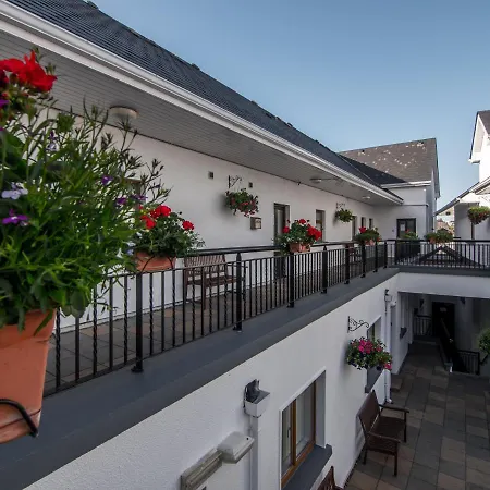 Donegan Court Aparthotel 3*